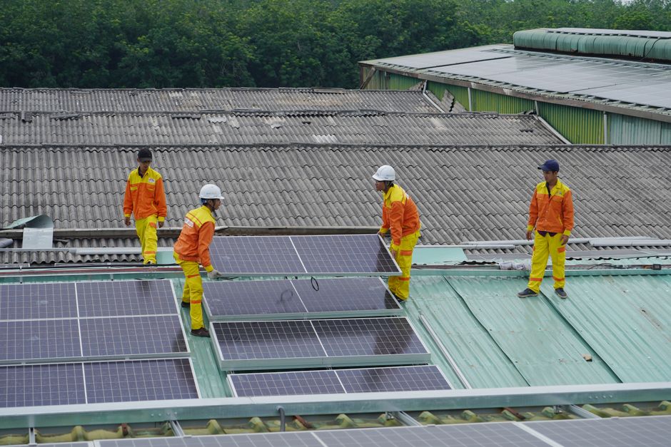 Montážny tím SolarPeak na streche počas inštalácie fotovoltaiky