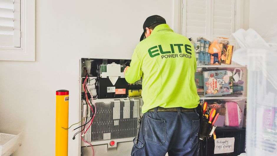 Technik kontroluje batériové úložisko