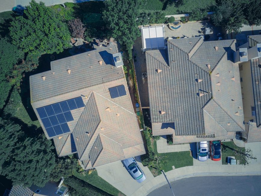 Pohľad z drona na strechu s fotovoltaickými panelmi
