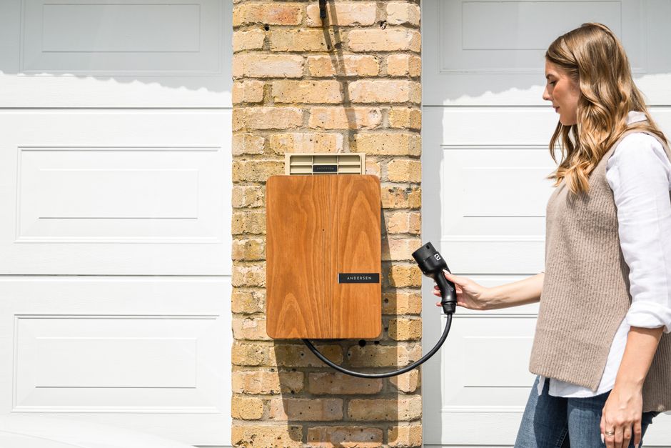 Nabíjanie elektromobilu na wallboxe pri dome