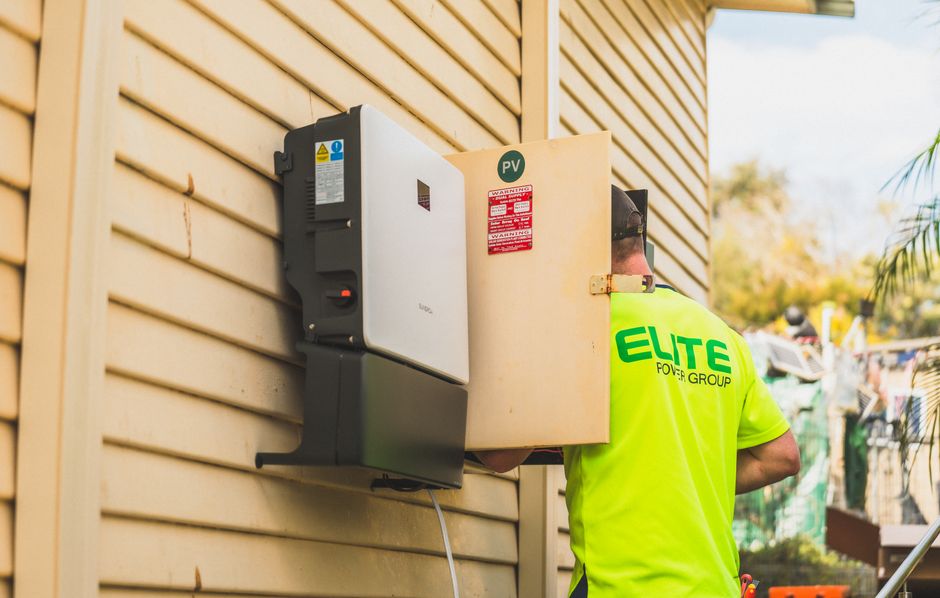 Hybridný solárny menič 8 kW namontovaný na stene