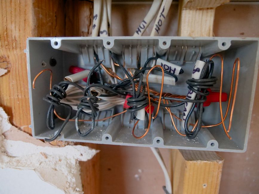 Elektrikár zapája optimalizátor výkonu solárneho panela