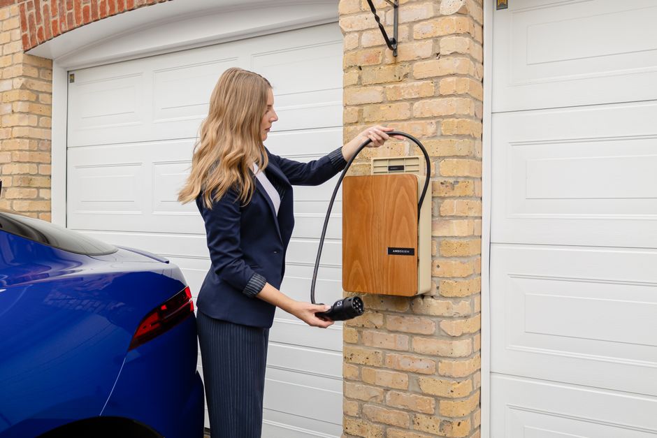 Nabíjacia stanica wallbox 11 kW na fasáde domu