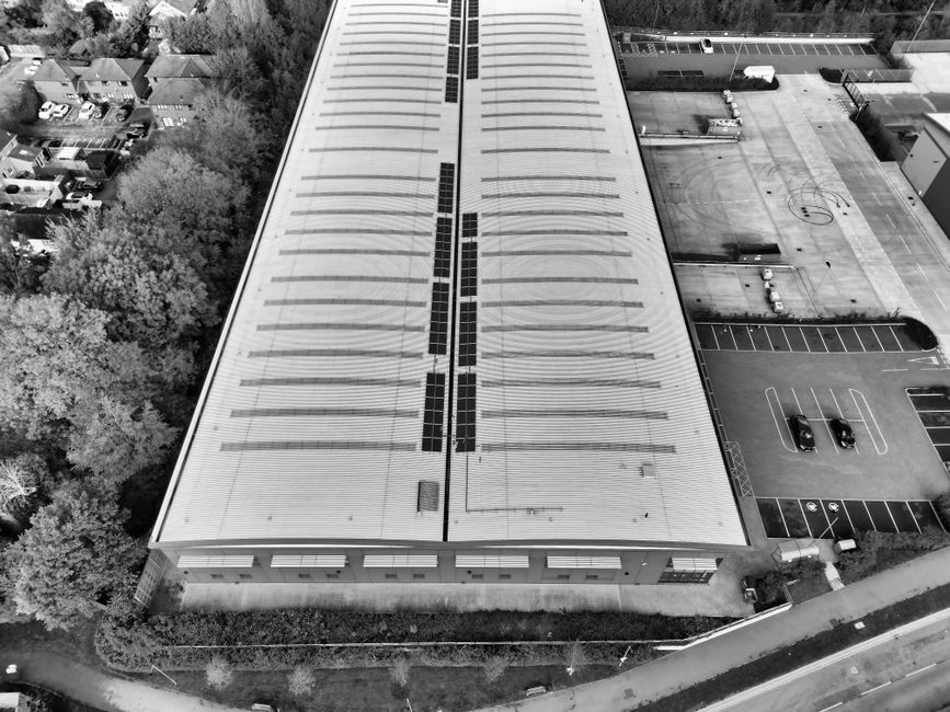 Letecký pohľad na výrobnú halu v Trnave s fotovoltaickými panelmi