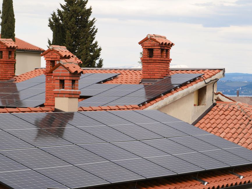 Solárne panely na šikmej streche rodinného domu