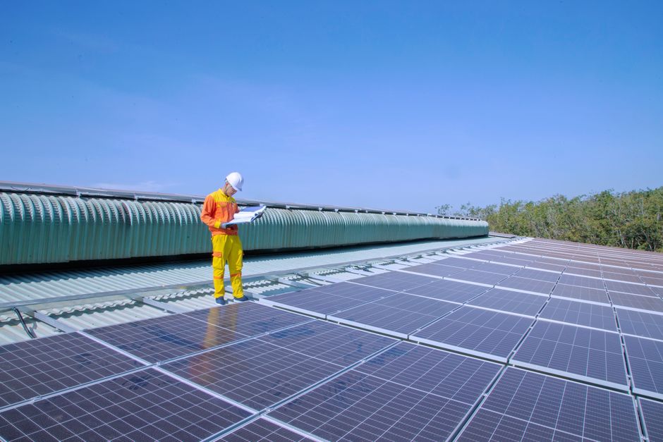 Technik SolarPeak kontroluje menič s tabletom